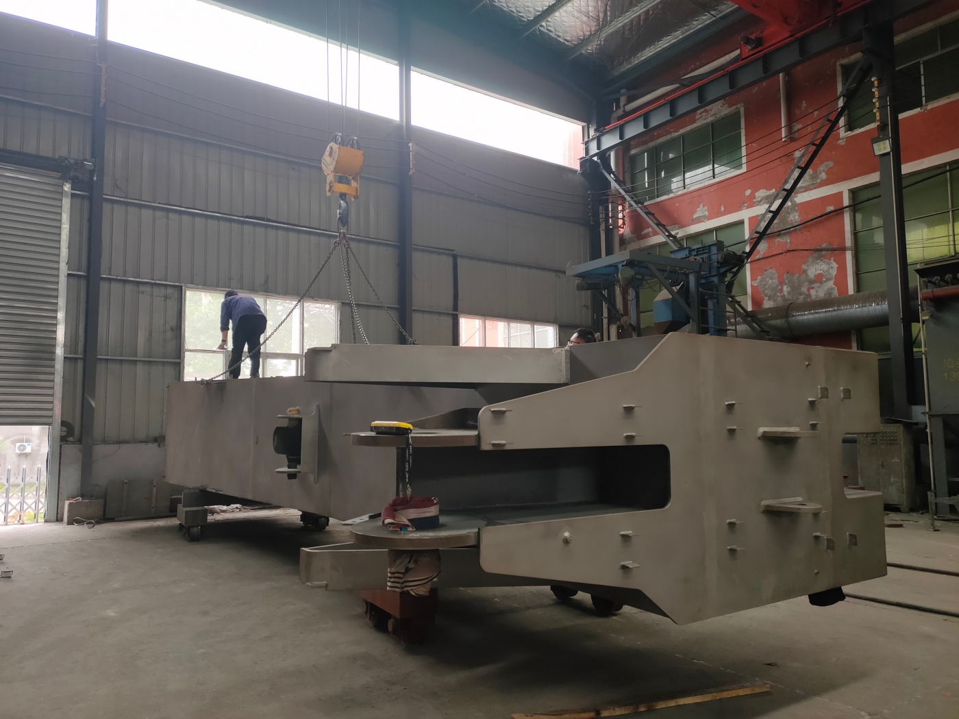 the-first-set-of-column-has-undergone-quality-inspection-by-the-customer-after-sandblasting-and-painting-of-the-first-coat-of-primer-3.jpg